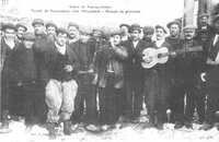  1913 03 du 22 mars au 22 mai Greve du Transpyreneen dans l'Ariege un guitariste vient soutenir les grevistes_new.jpg 